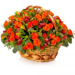 Цветы в корзинке с розами